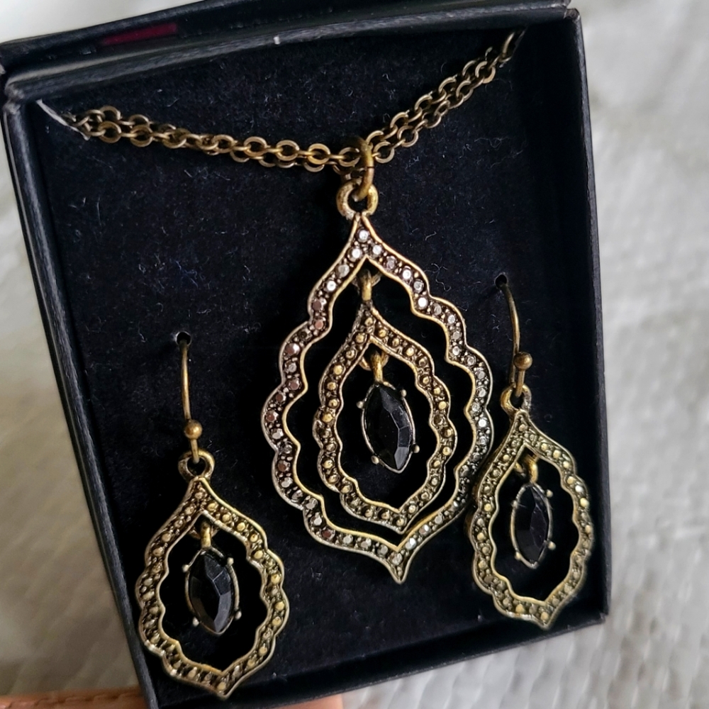 Avon Jewelry black earrings and necklace Gift Set